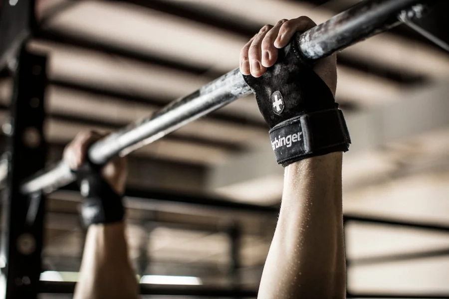 Barfiks barında Harbinger Lifting Grips kullanımı
