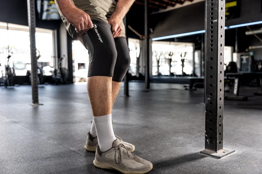 Squat öncesi Harbinger Pro Knee Sleeves 7mm dizlik
